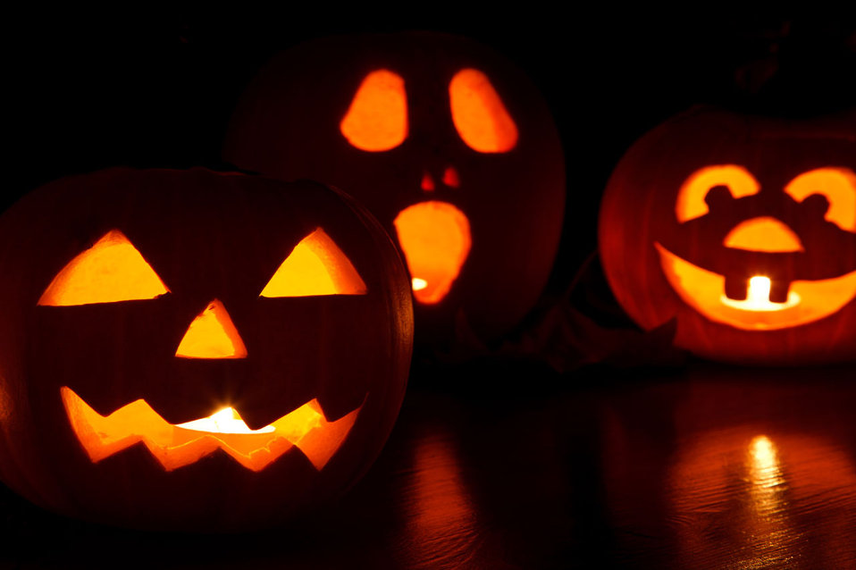 Calabazas talladas de Halloween iluminadas